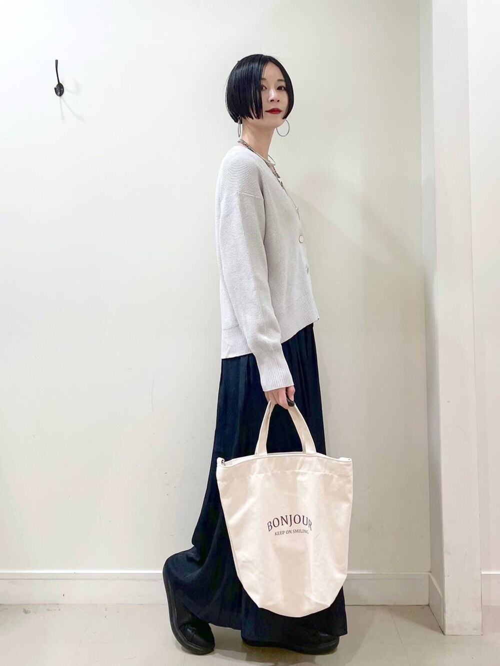 「高見え、若見え、着痩せ・細見え、ママコーデ、普通_GLOBAL WORK、高身長、GLOBAL WORK、マウンテンパーカー、アウター、春色、春コーデ、春アウター、カーディガン、タンクトップ、ワイドパンツ」|「GLOBAL WORKのエアかるコートスニーカー/135742(スニーカー、ブラック系)」を使った、るんるんさん(レディース・168cm)の春コーディネートの7枚目の写真
