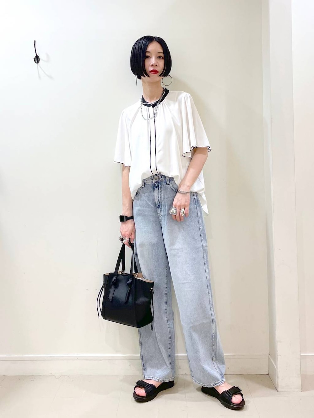 「高見え、若見え、着痩せ・細見え、ママコーデ、楽ちんコーデ、普通_GLOBAL WORK、高身長、体型カバー、GLOBAL WORK、シンプルコーデ、大人カジュアル、ブラウス、デニムパンツ、パンツ、ショルダーバッグ」|「GLOBAL WORKのGOODデニムバギーパンツ/118365(デニムパンツ、ブルー系)」を使った、るんるんさん(レディース・168cm)の春コーディネートの6枚目の写真