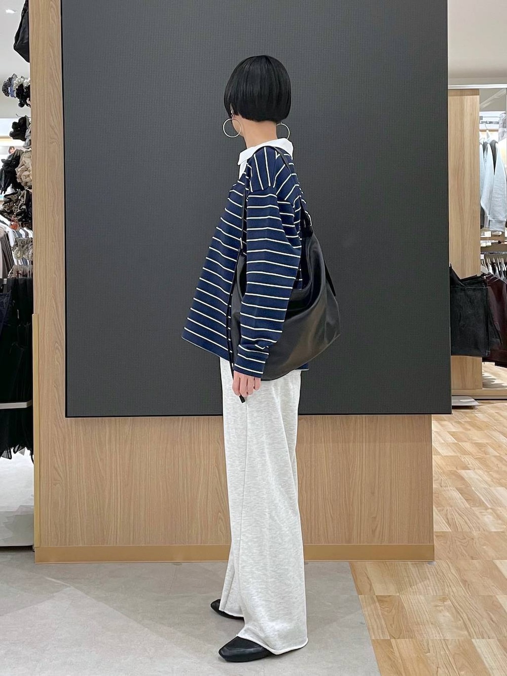 ブラック系のその他シューズ、ホワイト系のスウェットパンツ、ブルー系のスウェットを着用したレディースの冬コーディネートの4枚目の写真