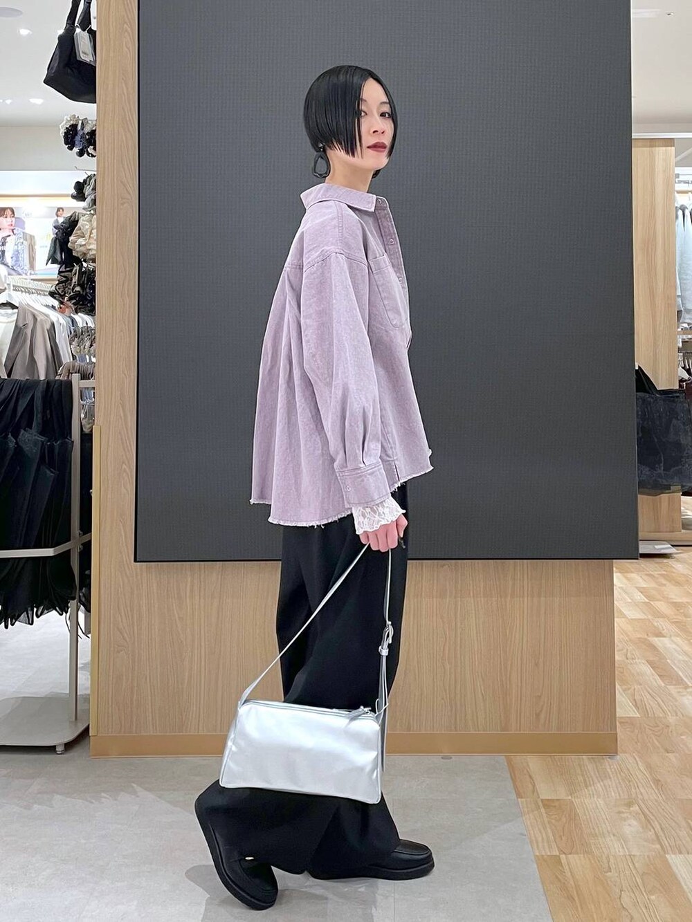 ブラック系のローファー、ホワイト系のTシャツ/カットソー、パープル系のシャツ/ブラウスを着用したレディースの冬コーディネートの2枚目の写真