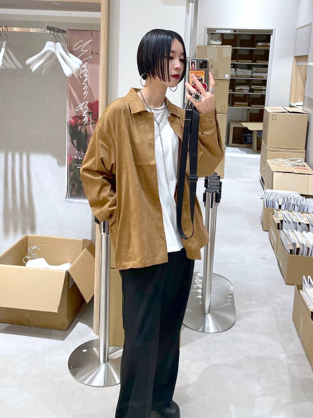 ベージュ系のシャツ/ブラウス、ブラック系のその他パンツ、ホワイト系のTシャツ/カットソーを着用したレディースの秋コーディネートの7枚目の写真