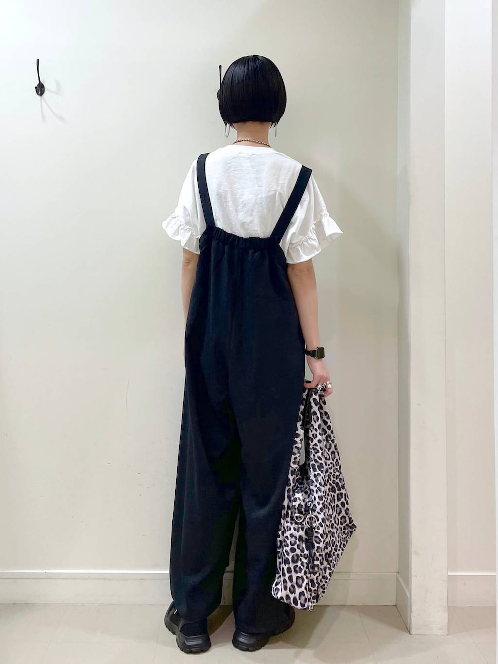「高見え、若見え、着痩せ・細見え、ママコーデ、楽ちんコーデ、普通_GLOBAL WORK、高身長、体型カバー、GLOBAL WORK、シンプルコーデ、大人カジュアル、Tシャツ、サロペット、パンツ、スニーカー」|「GLOBAL WORKのエアかるクッションベルトスニーカー/102313(スニーカー、ブラック系)」を使った、るんるんさん(レディース・168cm)の春コーディネートの4枚目の写真