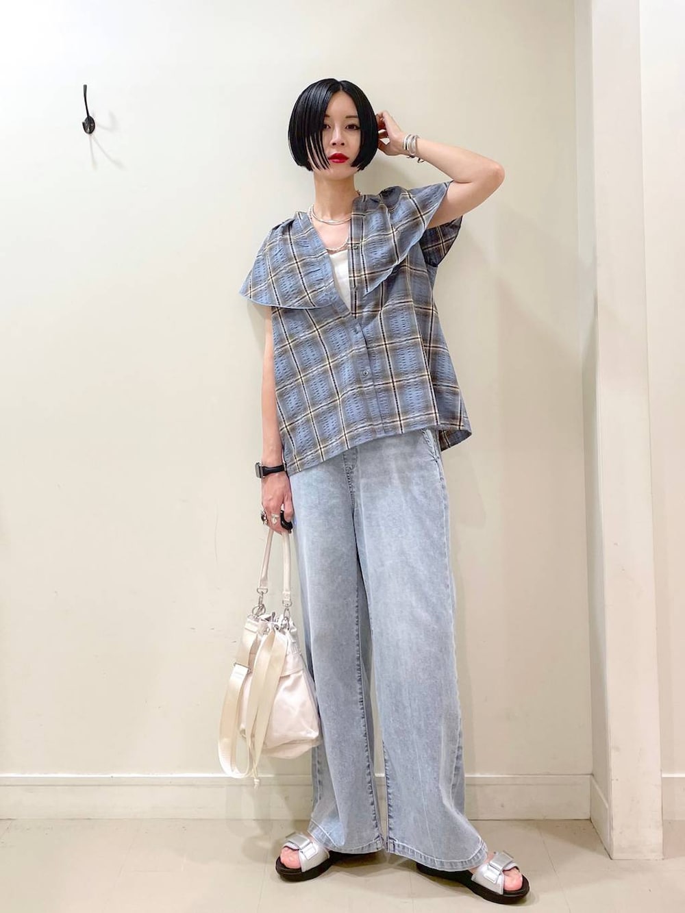 「高見え、若見え、着痩せ・細見え、ママコーデ、楽ちんコーデ、普通_GLOBAL WORK、高身長、体型カバー、GLOBAL WORK、シンプルコーデ、大人カジュアル、ブラウス、カップ付きインナー、キャミソール、デニムパンツ」｜「GLOBAL WORKの撥水軽量2WAYバッグ/137590（ショルダーバッグ、ホワイト系）」を使った、るんるんさん（レディース・168cm）の夏コーディネートの6枚目の写真