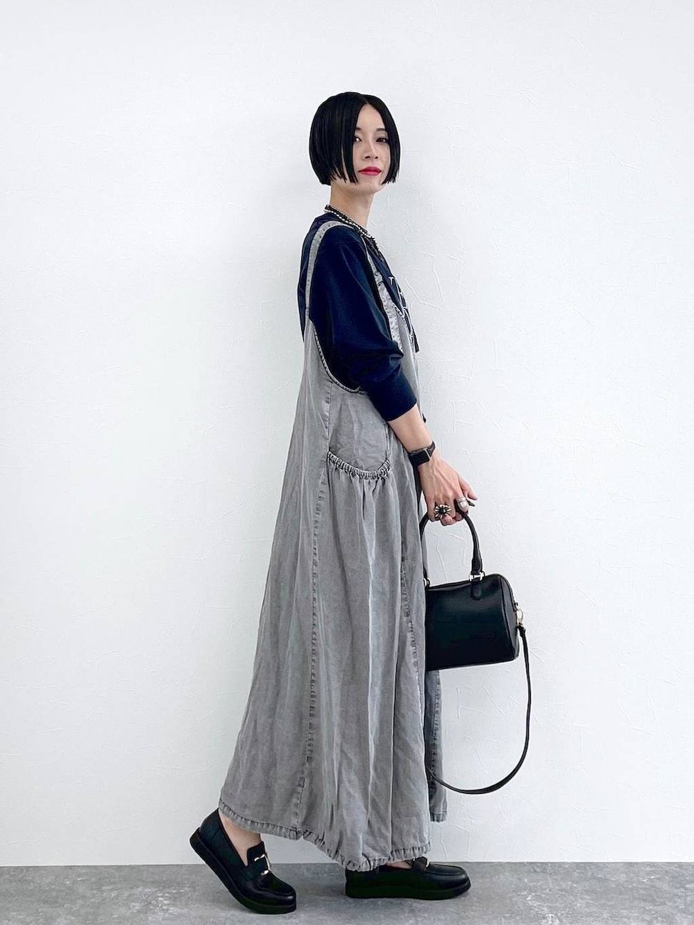 ブラック系のローファー、ブルー系のスウェット、ブラック系のデジタル腕時計を着用したレディースの夏コーディネートの3枚目の写真