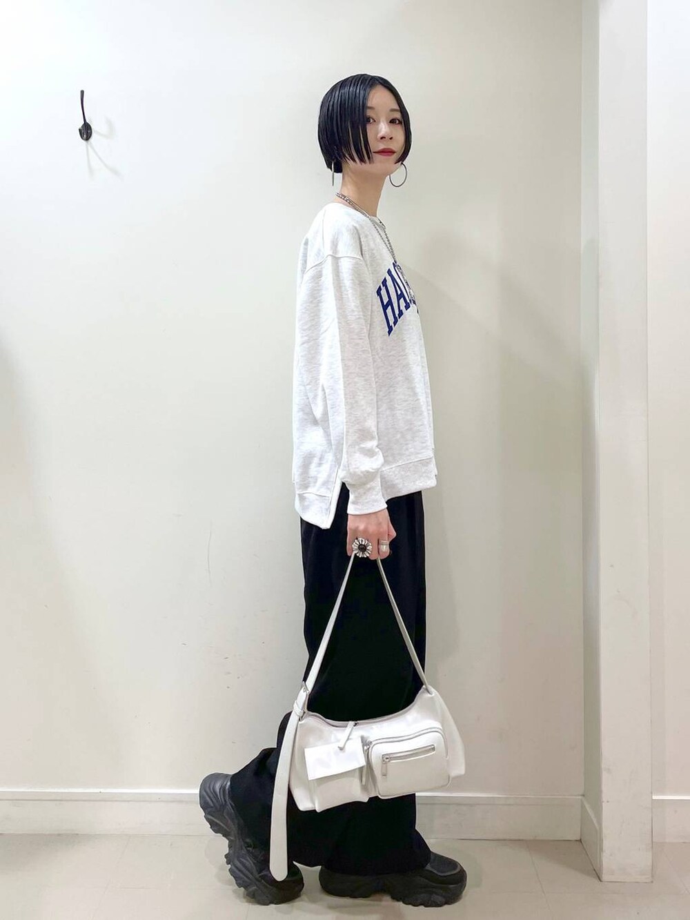 「GLOBAL WORK、体型カバー、高見え、若見え、着痩せ・細見え、ママコーデ、楽ちんコーデ、普通_GLOBAL WORK、高身長、シンプルコーデ、大人カジュアル、ブルゾン、スウェット、ワイドパンツ、バッグ」|「GLOBAL WORKのステンレスボールY字ネックレス/106439(ネックレス、シルバー系)」を使った、るんるんさん(レディース・168cm)の春コーディネートの7枚目の写真