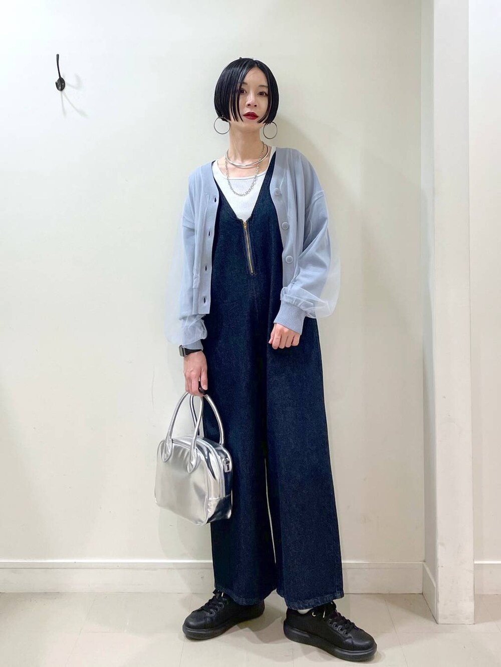 「高見え、若見え、着痩せ・細見え、ママコーデ、楽ちんコーデ、普通_GLOBAL WORK、高身長、体型カバー、GLOBAL WORK、シンプルコーデ、サロペット、タンクトップ、カーディガン、ネックレス、スニーカー」|「GLOBAL WORKのエアかるコートスニーカー/135742(スニーカー、ブラック系)」を使った、るんるんさん(レディース・168cm)の春コーディネートの5枚目の写真