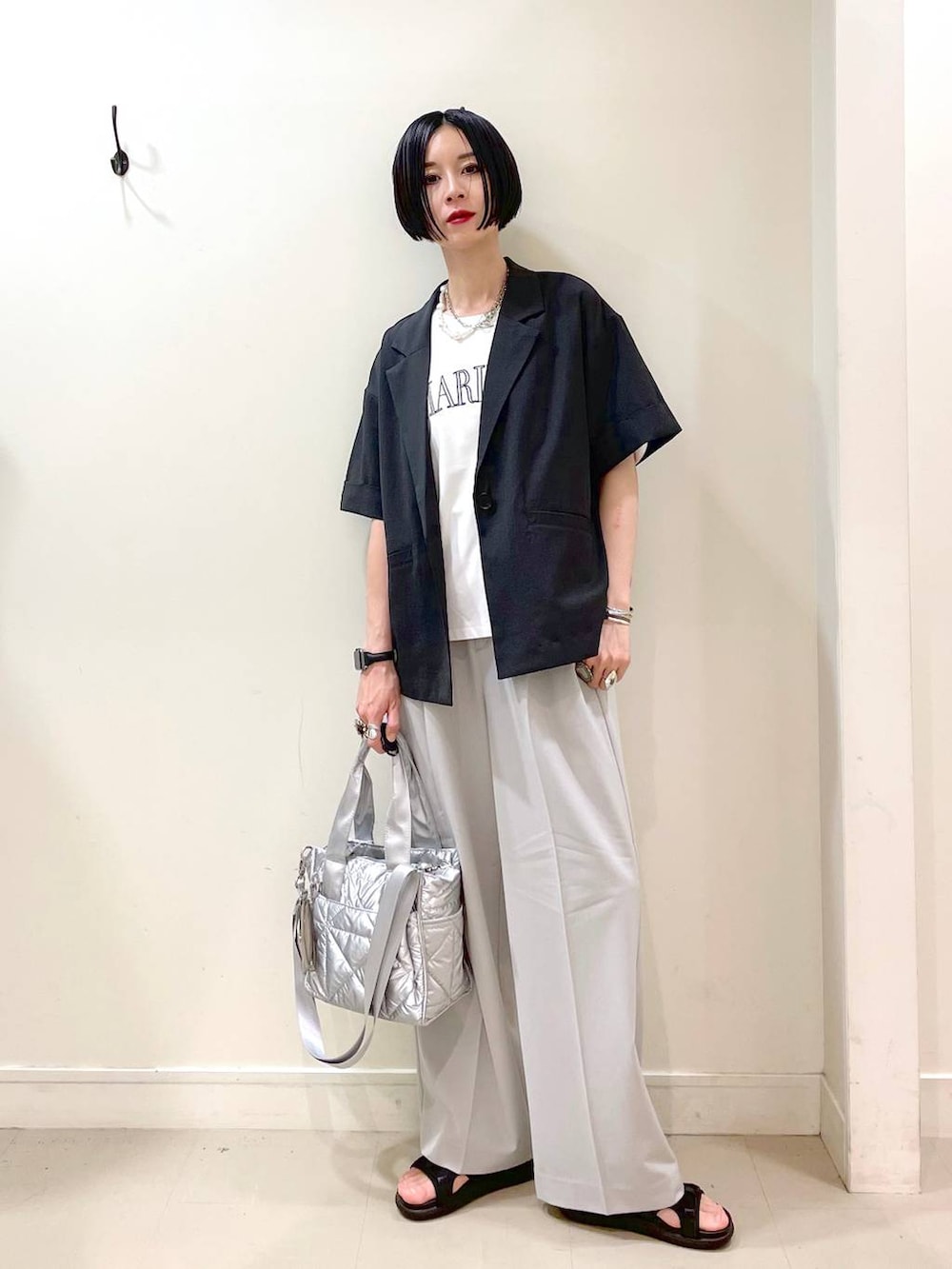 「高見え、若見え、着痩せ・細見え、ママコーデ、楽ちんコーデ、普通_GLOBAL WORK、高身長、体型カバー、GLOBAL WORK、シンプルコーデ、大人カジュアル、ジャケット、Tシャツ、ワイドパンツ、パンツ」|「GLOBAL WORKのリッチクリーンプリントT半袖/147640(Tシャツ/カットソー、ホワイト系)」を使った、るんるんさん(レディース・168cm)の夏コーディネートの2枚目の写真