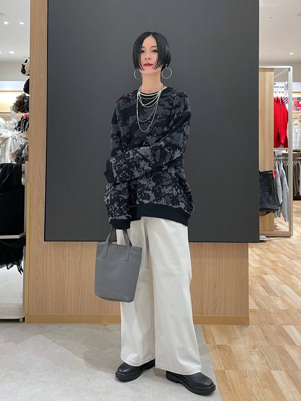 ブラック系のダウンジャケット/コート、グレー系のその他パンツ、ブラック系のブーツを着用したレディースの冬コーディネートの9枚目の写真