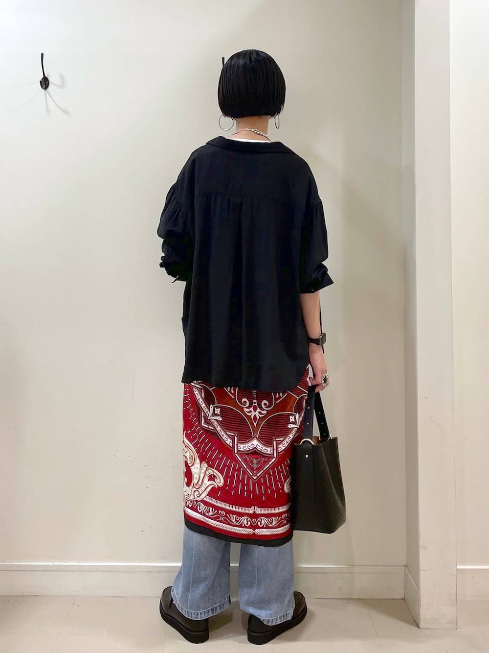 「高見え、若見え、着痩せ・細見え、ママコーデ、楽ちんコーデ、普通_GLOBAL WORK、高身長、体型カバー、GLOBAL WORK、シンプルコーデ、大人カジュアル、ジャケット、シャツ、Tシャツ、デニムパンツ」｜「GLOBAL WORKのエアかる厚底ローファー/136031（ローファー、ブラック系）」を使った、るんるんさん（レディース・168cm）の夏コーディネートの4枚目の写真
