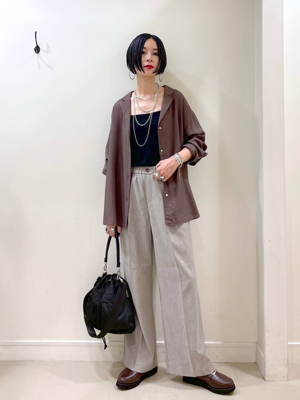 「高見え、若見え、着痩せ・細見え、ママコーデ、楽ちんコーデ、普通_GLOBAL WORK、高身長、体型カバー、GLOBAL WORK、シンプルコーデ、大人カジュアル、シャツ、カップ付きインナー、ジャケット、キャミソール」|「GLOBAL WORKのエアかる厚底ローファー/136031(ローファー、ブラウン系)」を使った、るんるんさん(レディース・168cm)の秋コーディネートの6枚目の写真