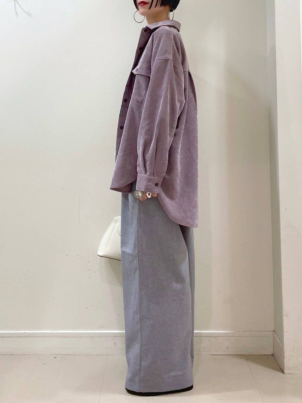 ブラック系のローファー、ホワイト系のショルダーバッグ、ホワイト系のTシャツ/カットソーを着用したレディースの秋コーディネートの5枚目の写真