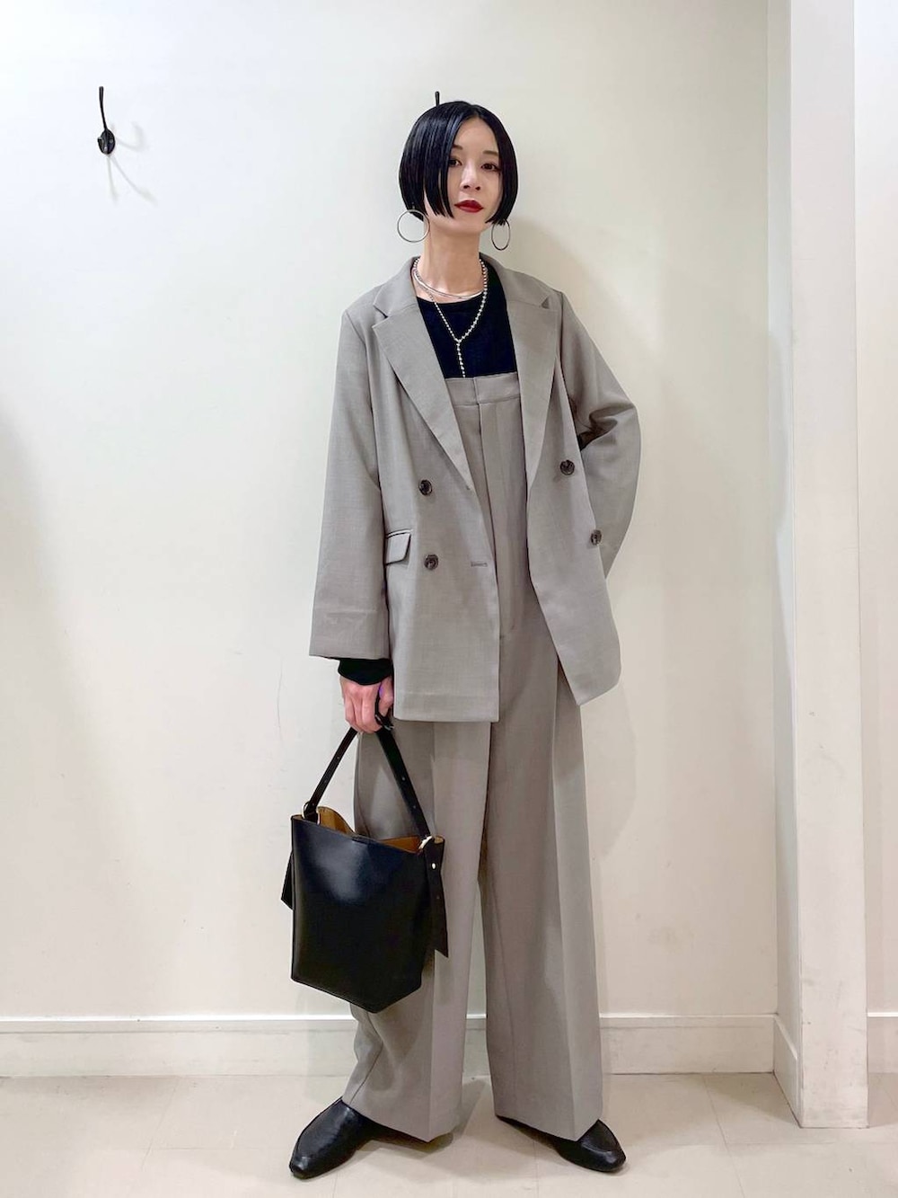 「高見え、若見え、着痩せ・細見え、ママコーデ、楽ちんコーデ、普通_GLOBAL WORK、高身長、体型カバー、GLOBAL WORK、シンプルコーデ、ジャケット、ジャケットスタイル、ニット、ワイドパンツ、サロペット」|「GLOBAL WORKのステンレスボールY字ネックレス/106439(ネックレス、シルバー系)」を使った、るんるんさん(レディース・168cm)の春コーディネートの6枚目の写真