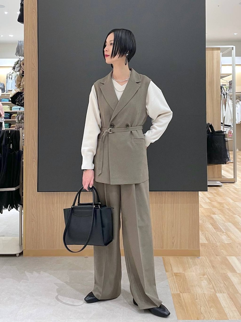 ブラック系のその他シューズ、ブラック系のトートバッグ、ベージュ系のニット/セーターを着用したレディースの春コーディネートの7枚目の写真