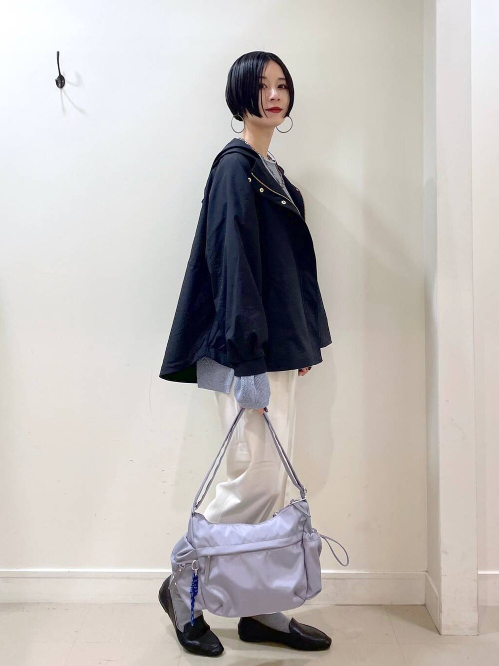 「高見え、若見え、着痩せ・細見え、ママコーデ、楽ちんコーデ、普通_GLOBAL WORK、高身長、体型カバー、GLOBAL WORK、シンプルコーデ、マウンテンパーカー、アウター、ニット、ウツクシルエット_GLOBAL WORK、ウツクシルエットでいこう」|「GLOBAL WORKのウツクシルエットテーパードパンツ/133595(その他パンツ、ホワイト系)」を使った、るんるんさん(レディース・168cm)の春コーディネートの2枚目の写真