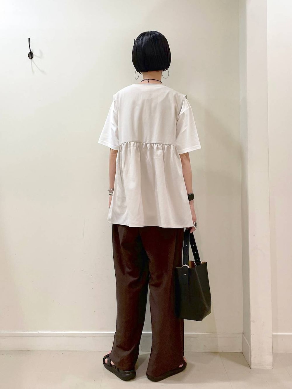 ブラック系のショルダーバッグ、ブラック系のサンダル、ブラウン系のその他パンツを着用したレディースの夏コーディネートの3枚目の写真