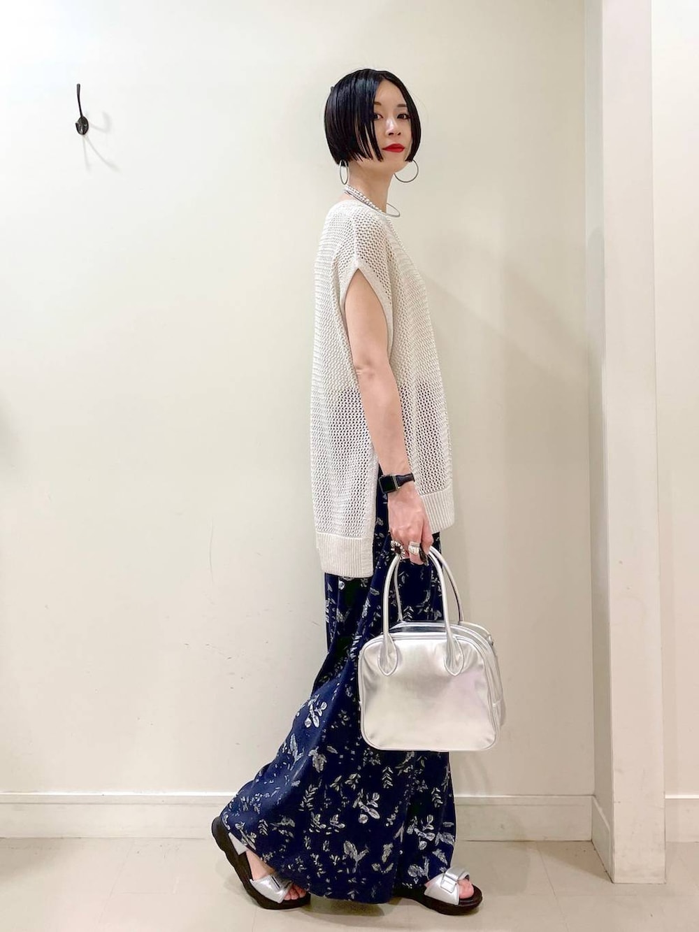 「高見え、若見え、着痩せ・細見え、ママコーデ、楽ちんコーデ、高身長、体型カバー、ワイドパンツ、カップ付きインナー、パンツ、ネックレス、サンダル、ショルダーバッグ、夏コーデ、GLOBAL WORK」|「GLOBAL WORKのアップルウォッチ/合皮バンド/160631(デジタル腕時計、ブラック系)」を使った、るんるんさん(レディース・168cm)の夏コーディネートの3枚目の写真