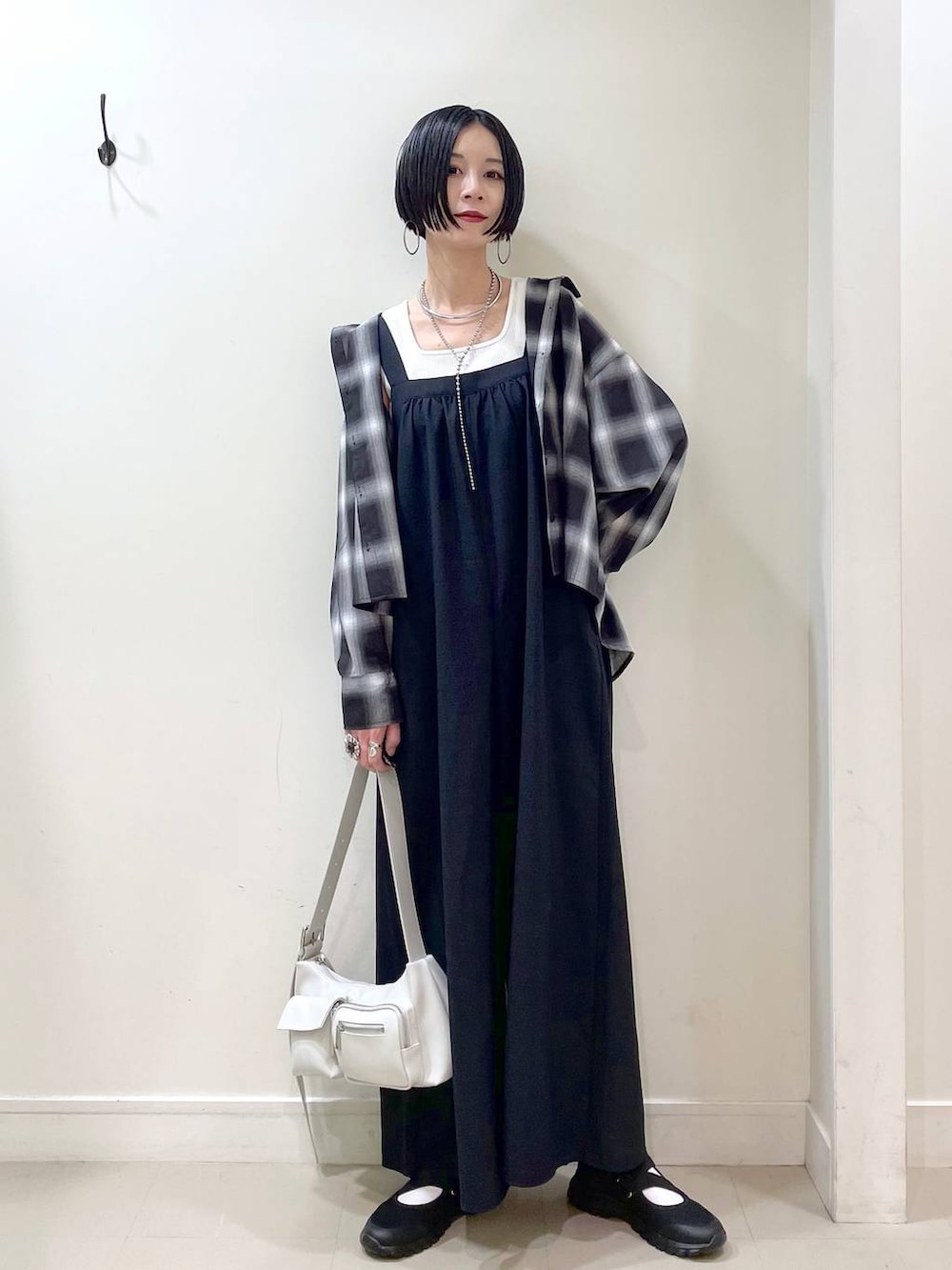 「高見え、若見え、着痩せ・細見え、ママコーデ、楽ちんコーデ、普通_GLOBAL WORK、高身長、体型カバー、GLOBAL WORK、シンプルコーデ、大人カジュアル、シャツ、サロペット、タンクトップ、パンツ」|「GLOBAL WORKのエアかるクッションベルトスニーカー/102313(スニーカー、ブラック系)」を使った、るんるんさん(レディース・168cm)の春コーディネートの2枚目の写真