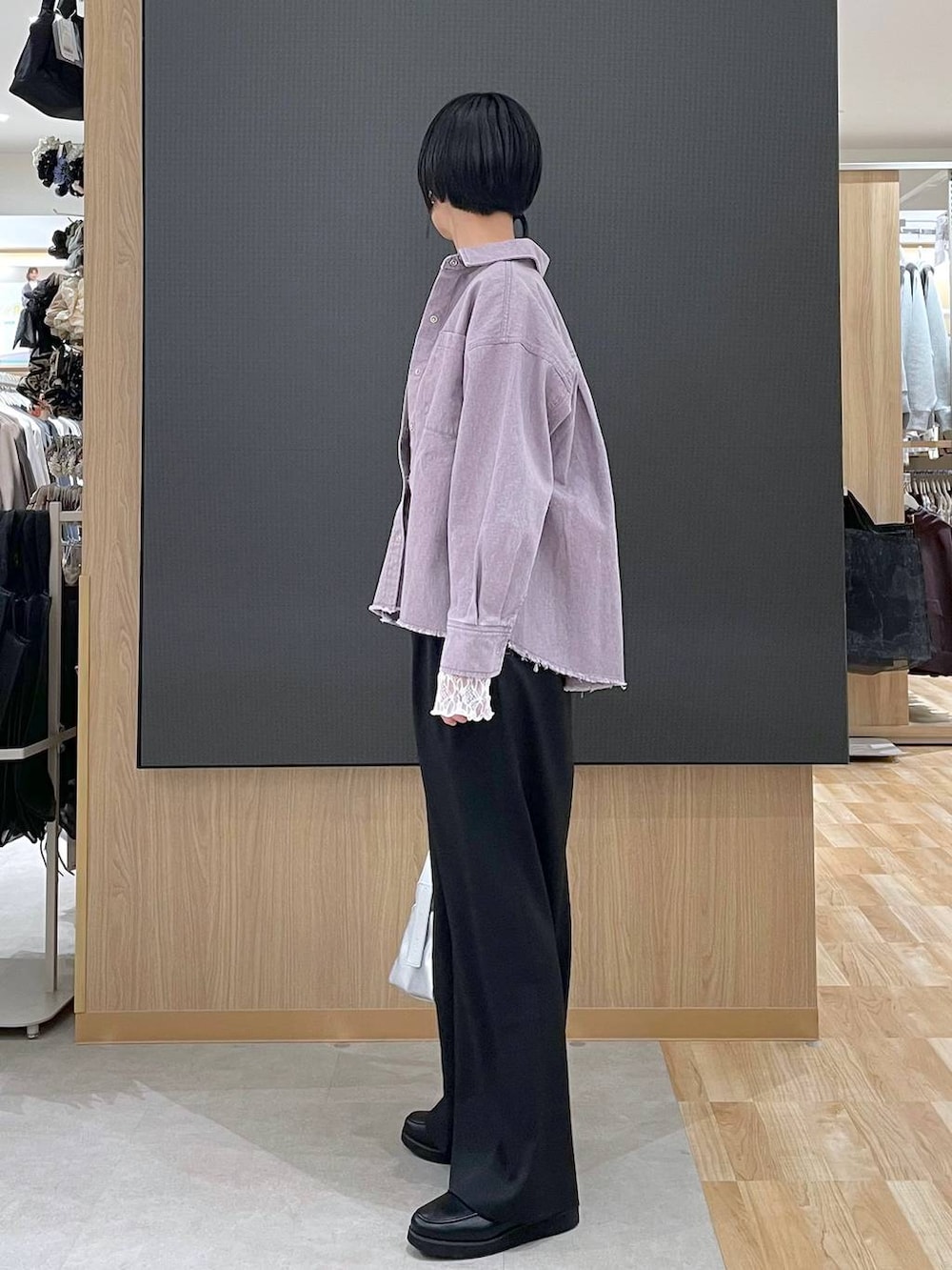 ブラック系のローファー、ホワイト系のTシャツ/カットソー、パープル系のシャツ/ブラウスを着用したレディースの冬コーディネートの4枚目の写真