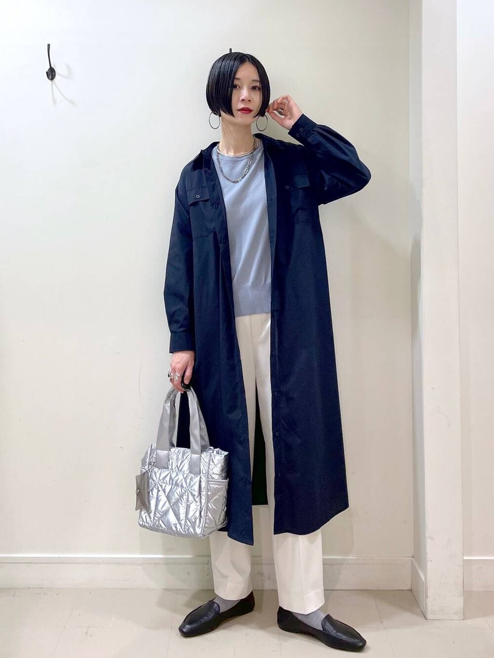 「高見え、若見え、着痩せ・細見え、ママコーデ、楽ちんコーデ、普通_GLOBAL WORK、高身長、体型カバー、GLOBAL WORK、シンプルコーデ、シャツワンピース、ワンピース、ニット、春服みてみて、シャツ」｜「GLOBAL WORKのウツクシルエットテーパードパンツ/133595（その他パンツ、ホワイト系）」を使った、るんるんさん（レディース・168cm）の春コーディネートの7枚目の写真