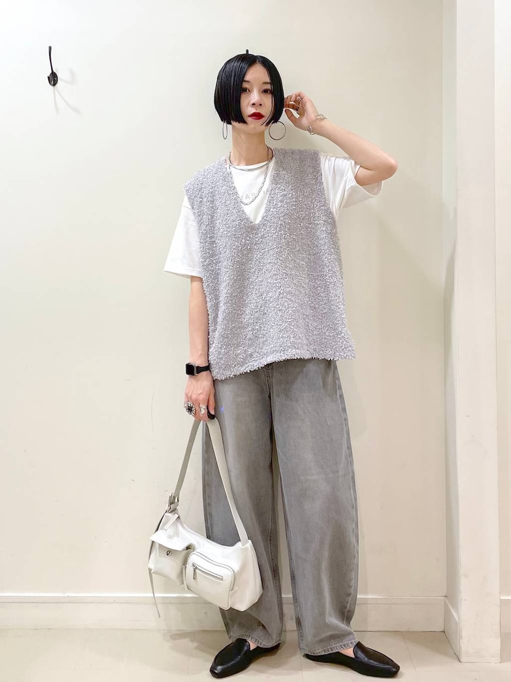 「ママコーデ、楽ちんコーデ、普通_GLOBAL WORK、高身長、体型カバー、GLOBAL WORK、シンプルコーデ、大人カジュアル、Tシャツ、ベスト、ワイドパンツ、パンツ、デニムパンツ、春コーデ、春夏コーデ」｜「GLOBAL WORKのらくっション踏めるバブーシュ/136007（その他シューズ、ブラック系）」を使った、るんるんさん（レディース・168cm）の春コーディネートの6枚目の写真