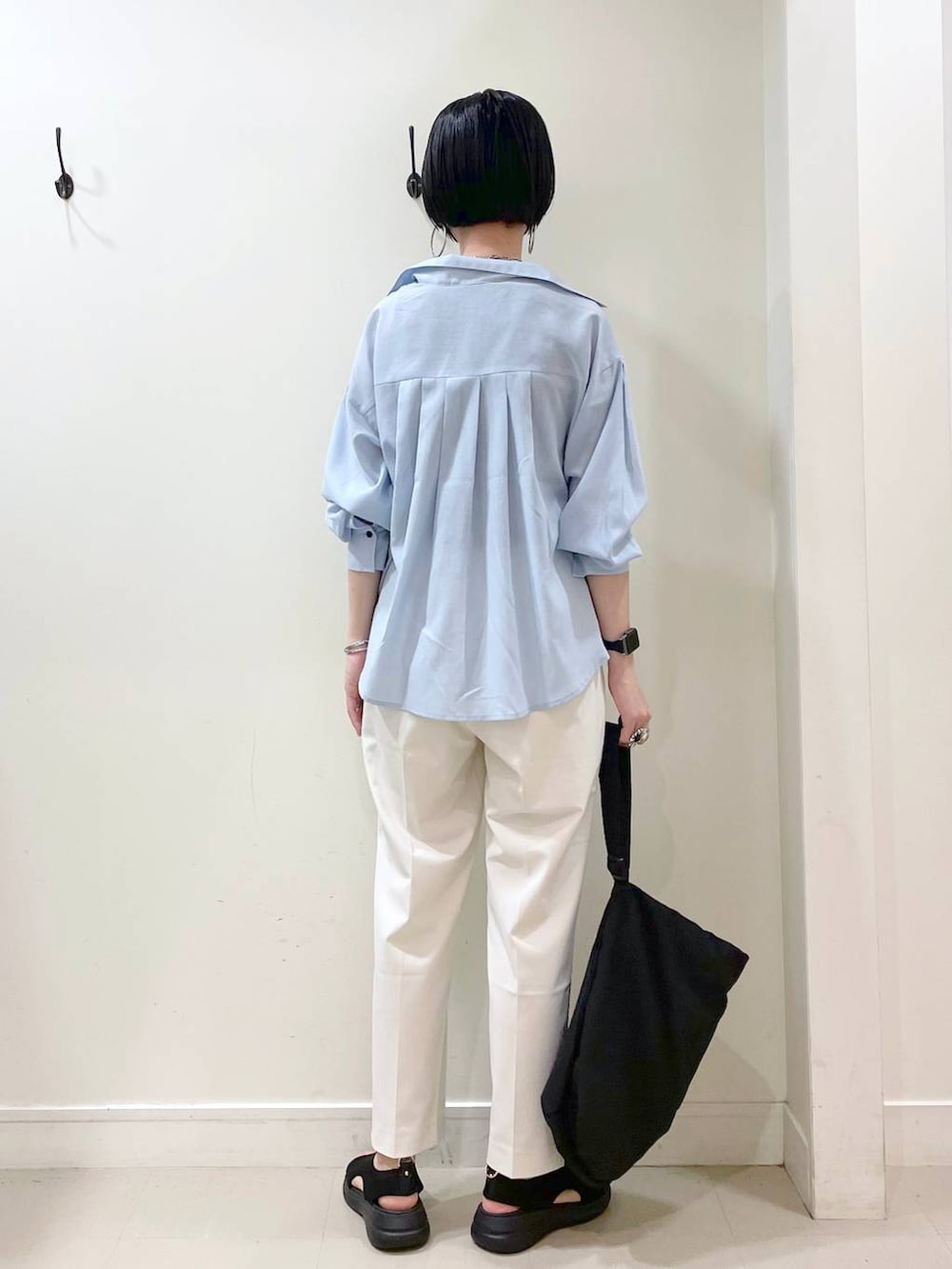「高見え、若見え、着痩せ・細見え、ママコーデ、楽ちんコーデ、普通_GLOBAL WORK、高身長、体型カバー、GLOBAL WORK、シンプルコーデ、大人カジュアル、シャツ、タンクトップ、テーパードパンツ、パンツ」|「GLOBAL WORKのウツクシルエットテーパードパンツ/133595(その他パンツ、ホワイト系)」を使った、るんるんさん(レディース・168cm)の春コーディネートの3枚目の写真