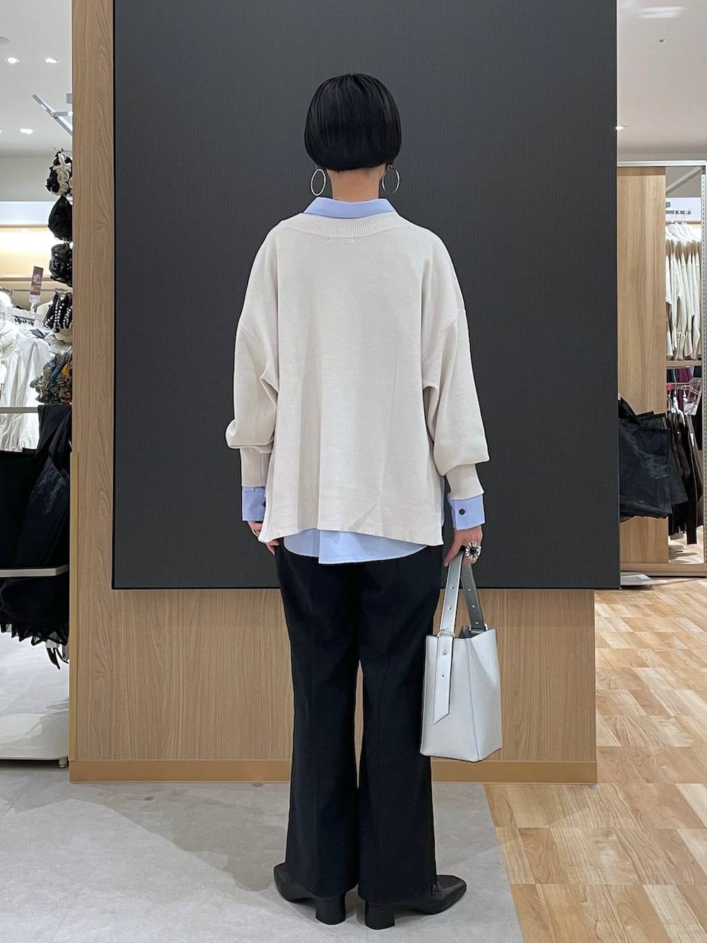 ブラック系のローファー、シルバー系のショルダーバッグ、その他のチェスターコートを着用したレディースの冬コーディネートの9枚目の写真