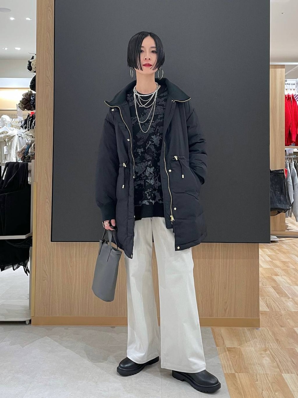 ブラック系のダウンジャケット/コート、グレー系のその他パンツ、ブラック系のブーツを着用したレディースの冬コーディネートの2枚目の写真