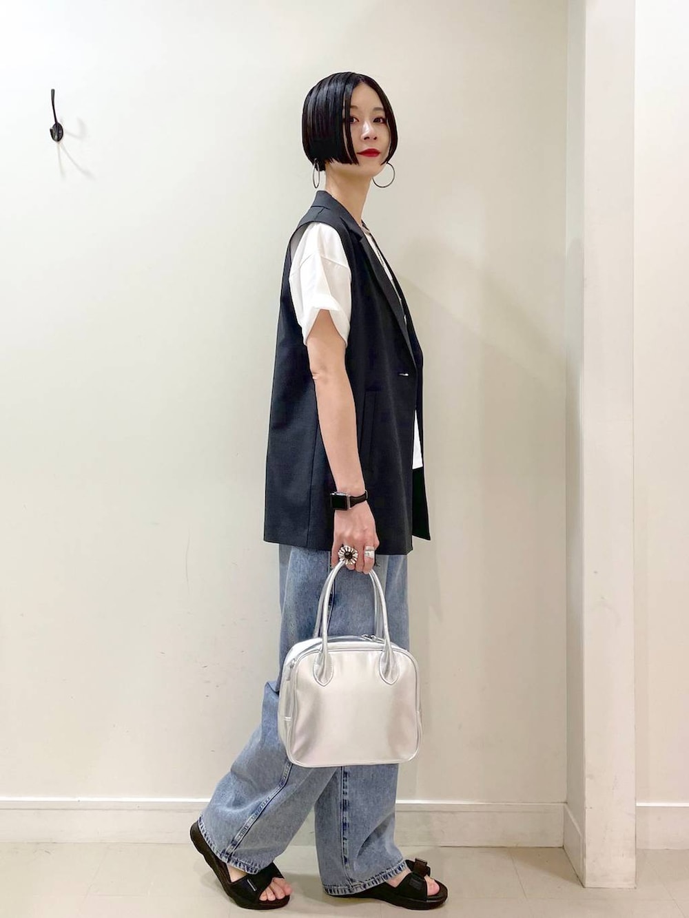 「高見え、若見え、着痩せ・細見え、ママコーデ、楽ちんコーデ、普通_GLOBAL WORK、高身長、体型カバー、GLOBAL WORK、シンプルコーデ、大人カジュアル、Tシャツ、ベスト、デニムパンツ、パンツ」｜「GLOBAL WORKのGOODデニムバギーパンツ/118365（デニムパンツ、ブルー系）」を使った、るんるんさん（レディース・168cm）の春コーディネートの3枚目の写真
