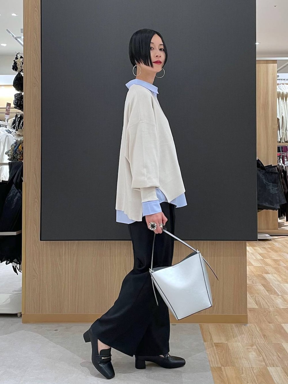 ブラック系のローファー、シルバー系のショルダーバッグ、その他のチェスターコートを着用したレディースの冬コーディネートの8枚目の写真