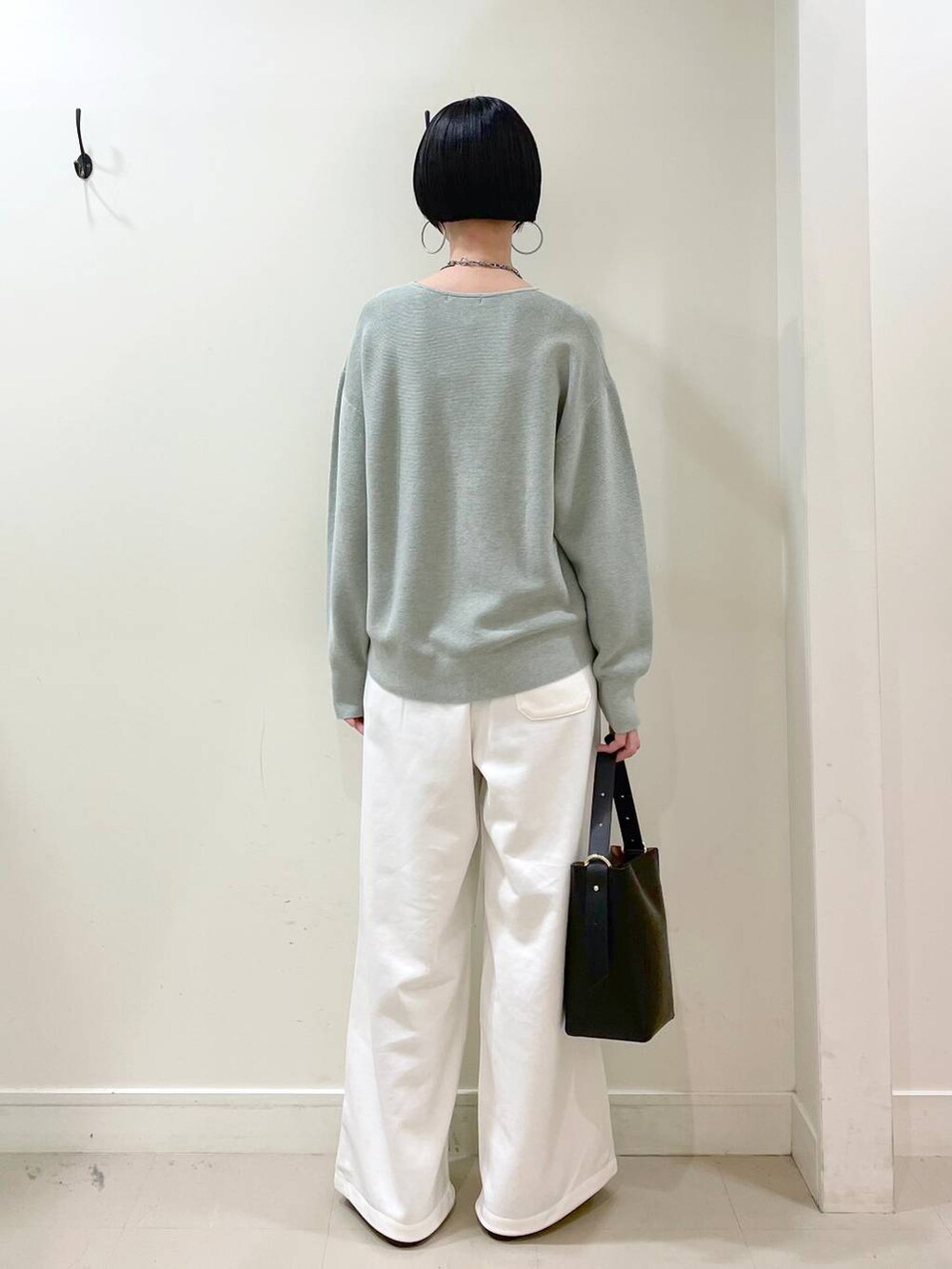 ブラック系のその他シューズ、グリーン系のマウンテンパーカー、ブラック系のショルダーバッグを着用したレディースの春コーディネートの9枚目の写真