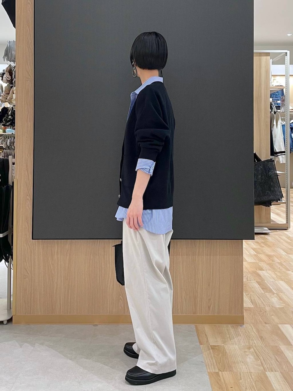 ブラック系のローファー、ブラック系のトートバッグ、ブルー系のシャツ/ブラウスを着用したレディースの春コーディネートの4枚目の写真