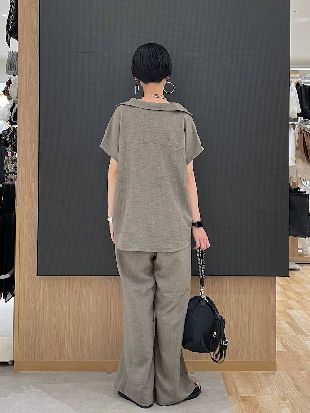 ブラック系のタンクトップ、ブラック系のサンダル、ブラウン系のその他パンツを着用したレディースの夏コーディネートの3枚目の写真