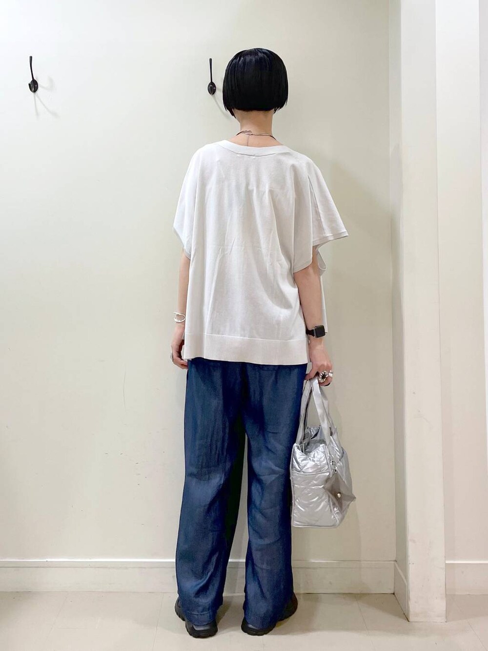 「高見え、若見え、着痩せ・細見え、ママコーデ、楽ちんコーデ、普通_GLOBAL WORK、高身長、体型カバー、GLOBAL WORK、シンプルコーデ、大人カジュアル、カーディガン、キャミソール、パンツ、カップ付きインナー」|「GLOBAL WORKのエアかるクッションベルトスニーカー/102313(スニーカー、ブラック系)」を使った、るんるんさん(レディース・168cm)の夏コーディネートの3枚目の写真