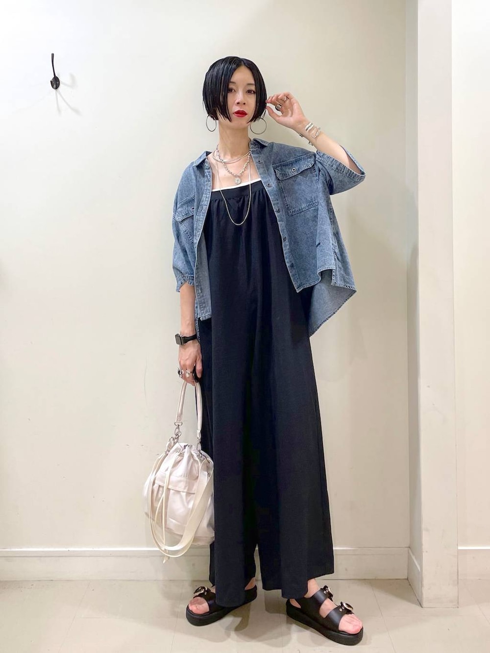 「シャツ、キャミソール、カップ付きインナー、サロペット、デニムシャツ、夏コーデ、サンダル、ショルダーバッグ、高見え、若見え、着痩せ・細見え、ママコーデ、楽ちんコーデ、普通_GLOBAL WORK、高身長」｜「GLOBAL WORKの撥水軽量2WAYバッグ/137590（ショルダーバッグ、ホワイト系）」を使った、るんるんさん（レディース・168cm）の夏コーディネートの2枚目の写真