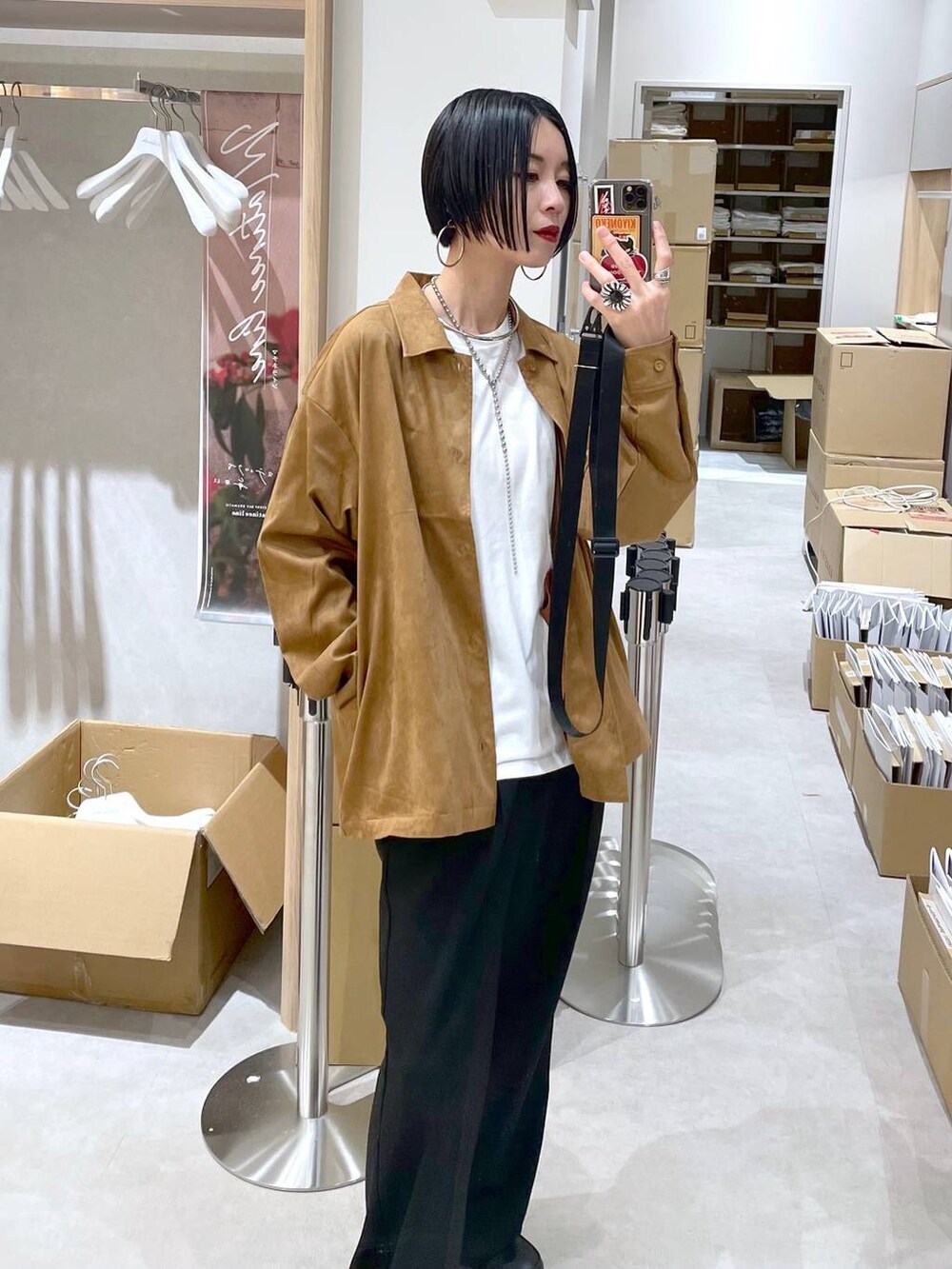 ベージュ系のシャツ/ブラウス、ブラック系のその他パンツ、ホワイト系のTシャツ/カットソーを着用したレディースの秋コーディネートの8枚目の写真