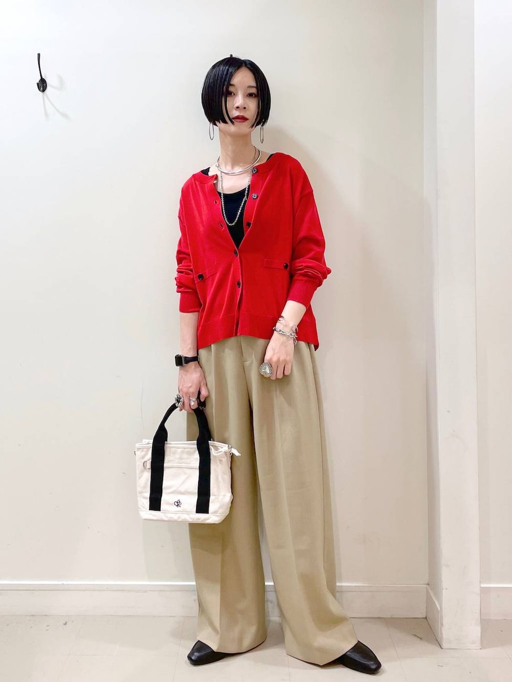「高見え、若見え、着痩せ・細見え、ママコーデ、楽ちんコーデ、普通_GLOBAL WORK、高身長、体型カバー、GLOBAL WORK、シンプルコーデ、大人カジュアル、カーディガン、タンクトップ、ワイドパンツ、パンツ」｜「GLOBAL WORKのらくっション踏めるバブーシュ/136007（その他シューズ、ブラック系）」を使った、るんるんさん（レディース・168cm）の春コーディネートの7枚目の写真