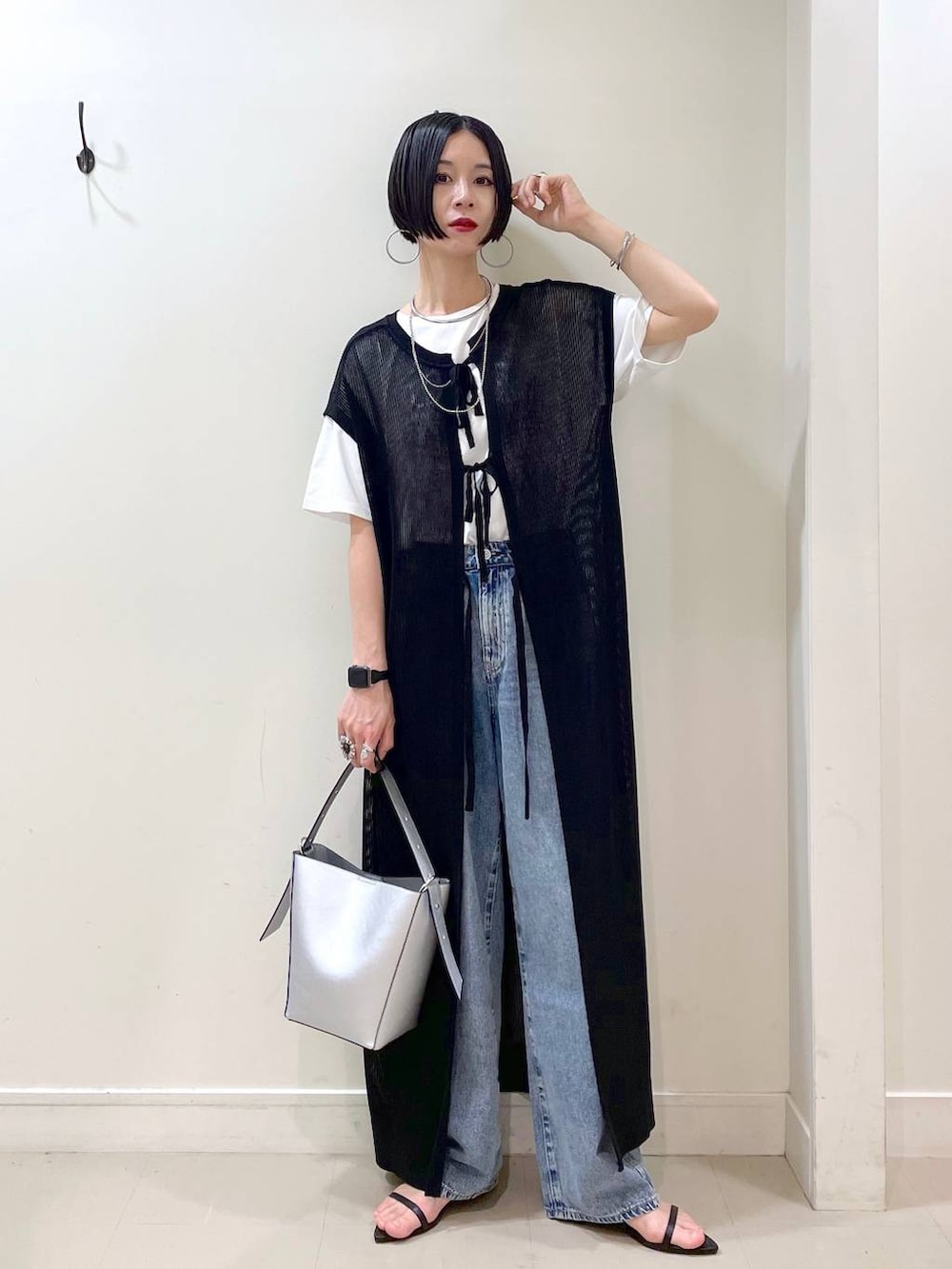 「ワンピース、ベスト、Tシャツ、デニムパンツ、パンツ、ワイドパンツ、春コーデ、春夏コーデ、夏コーデ、高見え、若見え、着痩せ・細見え、ママコーデ、楽ちんコーデ、普通_GLOBAL WORK」｜「GLOBAL WORKのGOODデニムバギーパンツ/118365（デニムパンツ、ブルー系）」を使った、るんるんさん（レディース・168cm）の春コーディネートの2枚目の写真