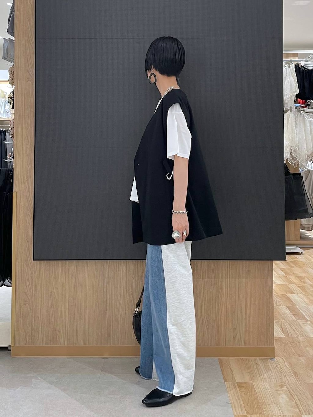 ブラック系のその他シューズ、ホワイト系のTシャツ/カットソー、ブラック系のショルダーバッグを着用したレディースの夏コーディネートの4枚目の写真