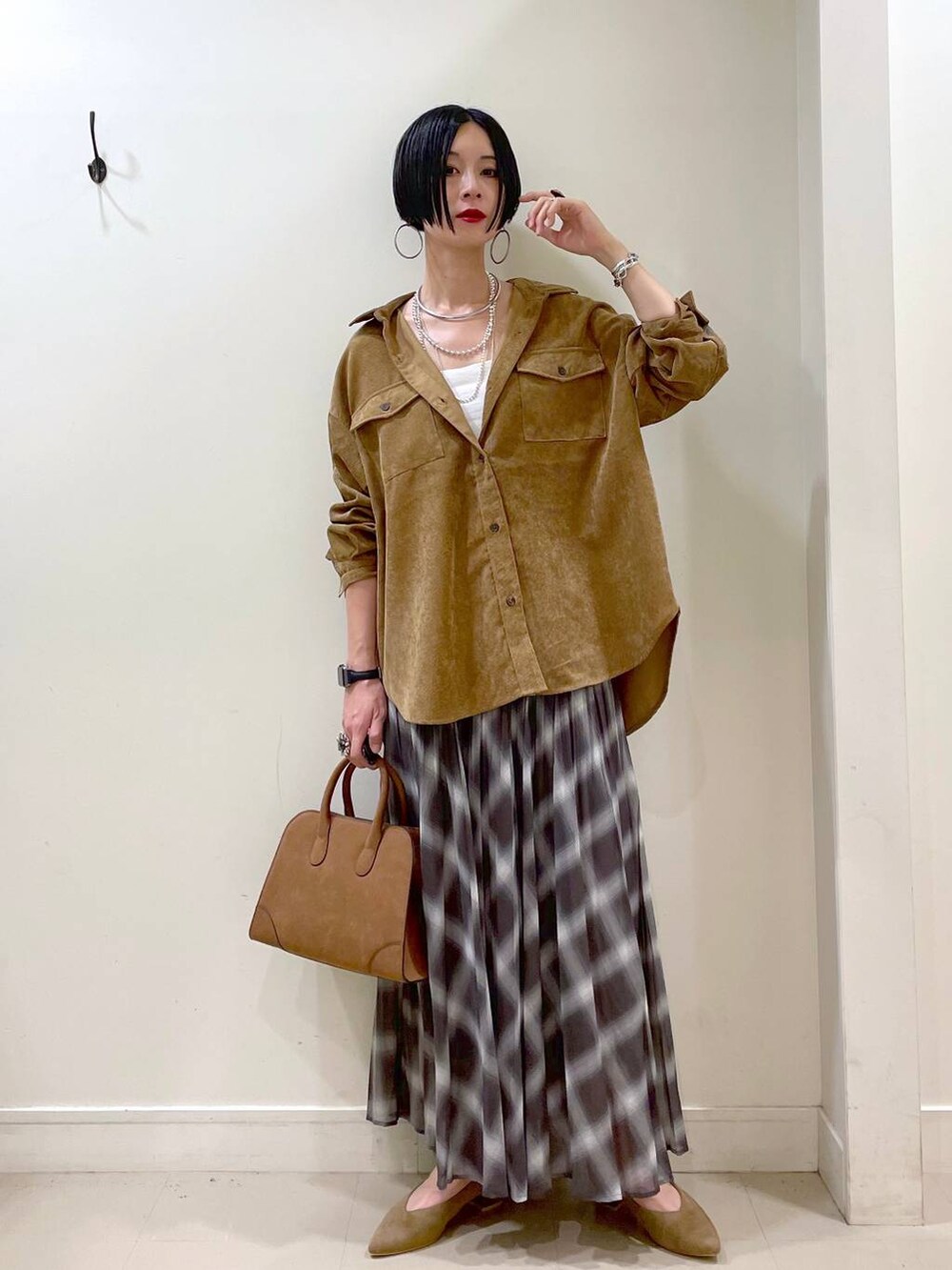 ホワイト系のキャミソール、イエロー系のシャツ/ブラウス、ブラウン系のスカートを着用したレディースの秋コーディネートの8枚目の写真