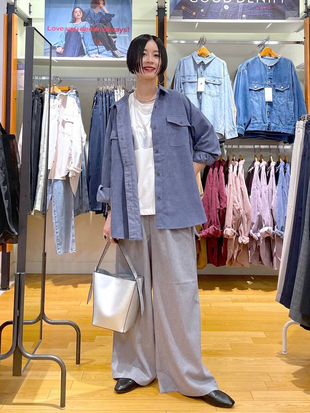 ブラック系のその他シューズ、シルバー系のショルダーバッグ、ブルー系のシャツ/ブラウスを着用したレディースの秋コーディネートの6枚目の写真