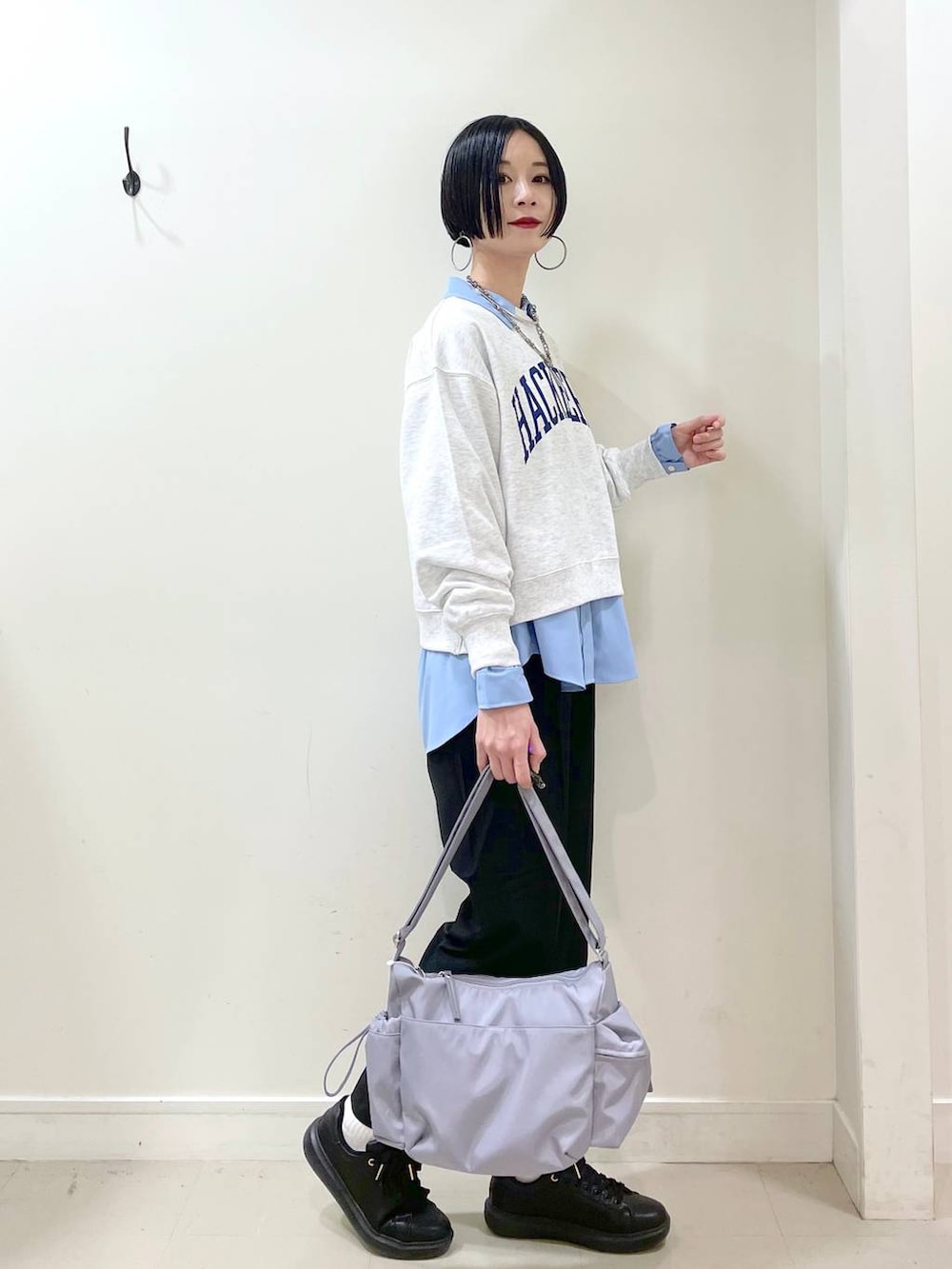 「高身長、高見え、若見え、着痩せ・細見え、ママコーデ、普通_GLOBAL WORK、GLOBAL WORK、トレンチコート、コート、スウェット、テーパードパンツ、パンツ、楽ちんコーデ、体型カバー、ショルダーバッグ」|「GLOBAL WORKのウツクシルエットテーパードパンツ/133595(その他パンツ、ブラック系)」を使った、るんるんさん(レディース・168cm)の春コーディネートの8枚目の写真