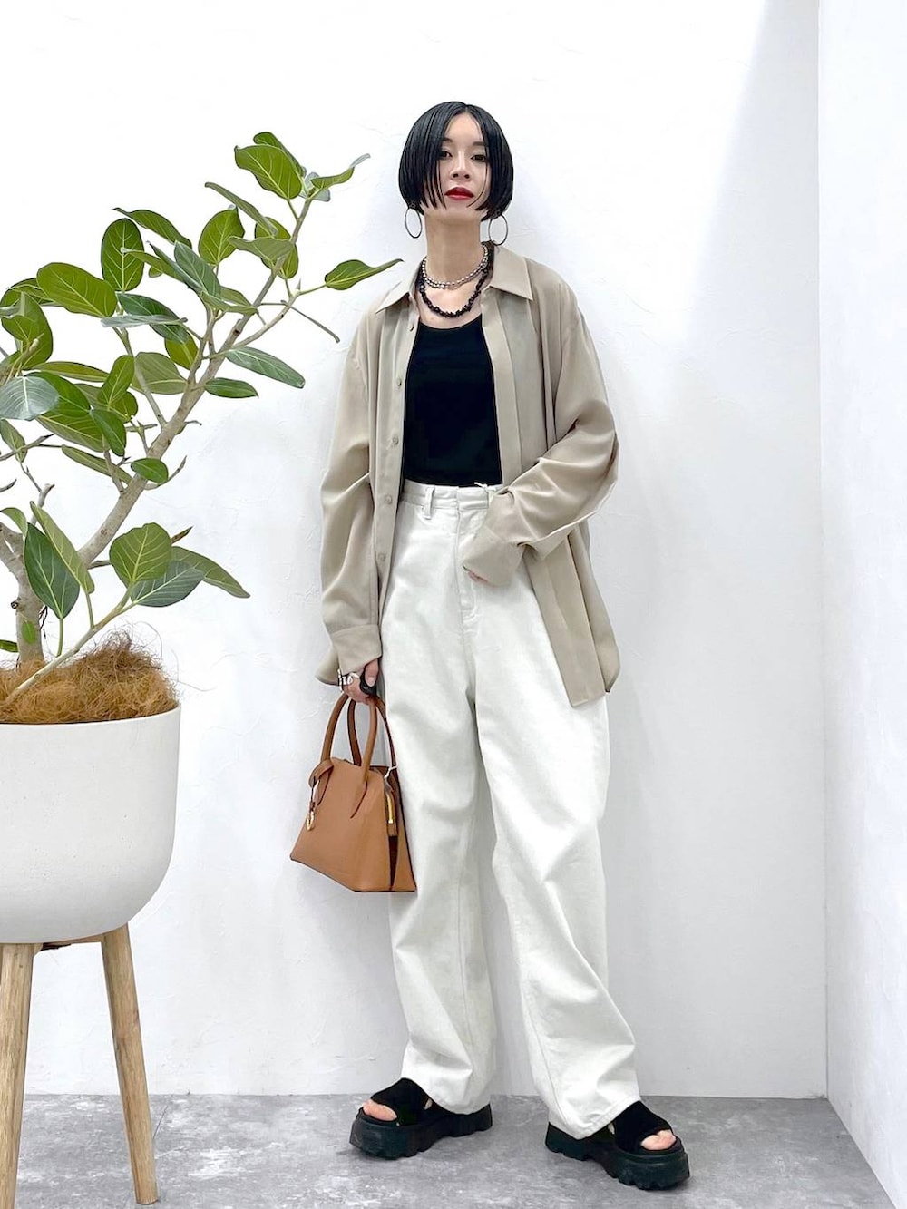 「高見え、若見え、着痩せ・細見え、ママコーデ、楽ちんコーデ、普通_GLOBAL WORK、高身長、体型カバー、GLOBAL WORK、シンプルコーデ、大人カジュアル、STERNBERG、シャツ、タンクトップ、デニムパンツ」|「GLOBAL WORKのステンレスボールY字ネックレス/106439(ネックレス、シルバー系)」を使った、るんるんさん(レディース・168cm)の夏コーディネートの6枚目の写真