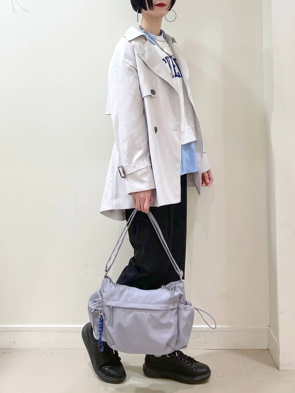 「高身長、高見え、若見え、着痩せ・細見え、ママコーデ、普通_GLOBAL WORK、GLOBAL WORK、トレンチコート、コート、スウェット、テーパードパンツ、パンツ、楽ちんコーデ、体型カバー、ショルダーバッグ」|「GLOBAL WORKのウツクシルエットテーパードパンツ/133595(その他パンツ、ブラック系)」を使った、るんるんさん(レディース・168cm)の春コーディネートの2枚目の写真