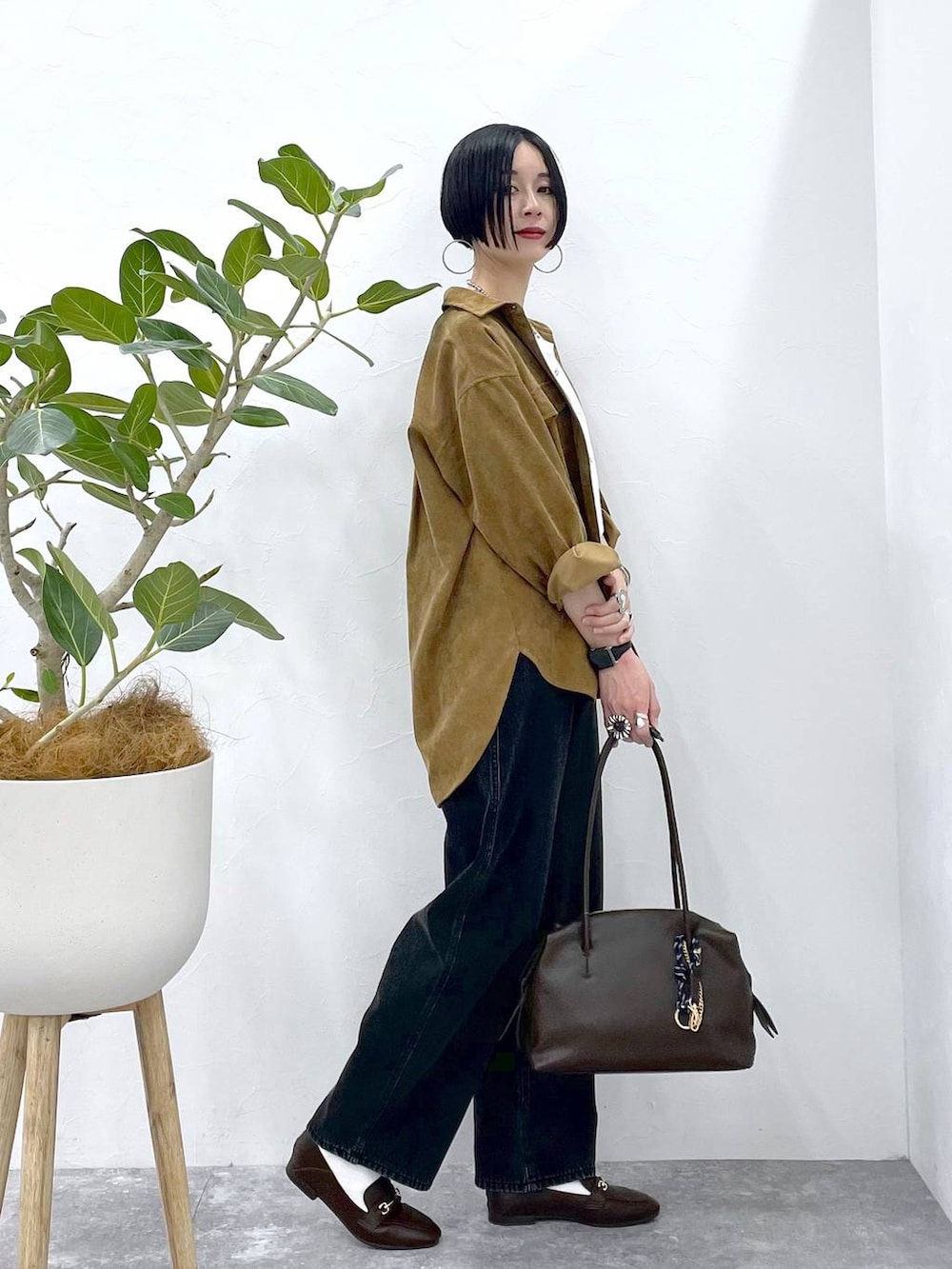 「高見え、若見え、着痩せ・細見え、ママコーデ、楽ちんコーデ、普通_GLOBAL WORK、高身長、体型カバー、GLOBAL WORK、シンプルコーデ、大人カジュアル、シャツ、デニムパンツ、パンツ、ネックレス」｜「GLOBAL WORKのステンレスボールY字ネックレス/106439（ネックレス、シルバー系）」を使った、るんるんさん（レディース・168cm）の夏コーディネートの3枚目の写真
