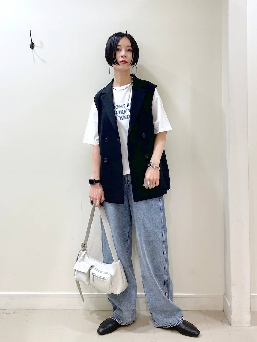 「シンプルコーデ、大人カジュアル、高見え、若見え、着痩せ・細見え、ママコーデ、楽ちんコーデ、普通_GLOBAL WORK、高身長、体型カバー、GLOBAL WORK、ベスト、Tシャツ、デニムパンツ、パンツ」|「GLOBAL WORKのGOODデニムバギーパンツ/118365(デニムパンツ、ブルー系)」を使った、るんるんさん(レディース・168cm)の春コーディネートの2枚目の写真