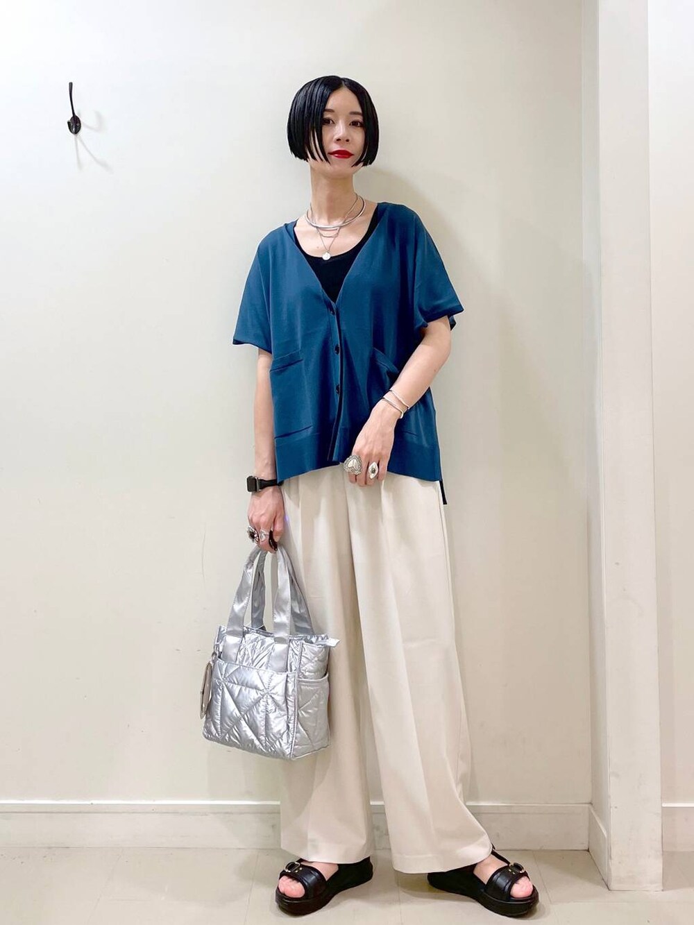 「カーディガン、タンクトップ、ワイドパンツ、パンツ、ネックレス、サンダル、ショルダーバッグ、春コーデ、夏コーデ、高見え、若見え、着痩せ・細見え、ママコーデ、楽ちんコーデ、普通_GLOBAL WORK」｜「GLOBAL WORKの推しごとキルティング2WAYトート/286286（トートバッグ、シルバー系）」を使った、るんるんさん（レディース・168cm）の春コーディネートの2枚目の写真