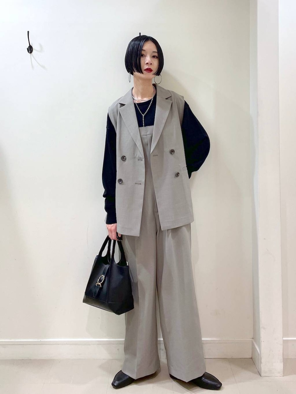 「高見え、若見え、着痩せ・細見え、ママコーデ、楽ちんコーデ、普通_GLOBAL WORK、高身長、体型カバー、GLOBAL WORK、シンプルコーデ、ベスト、ニット、春コーデ、サロペット、ワイドパンツ」｜「GLOBAL WORKのステンレスボールY字ネックレス/106439（ネックレス、シルバー系）」を使った、るんるんさん（レディース・168cm）の春コーディネートの2枚目の写真