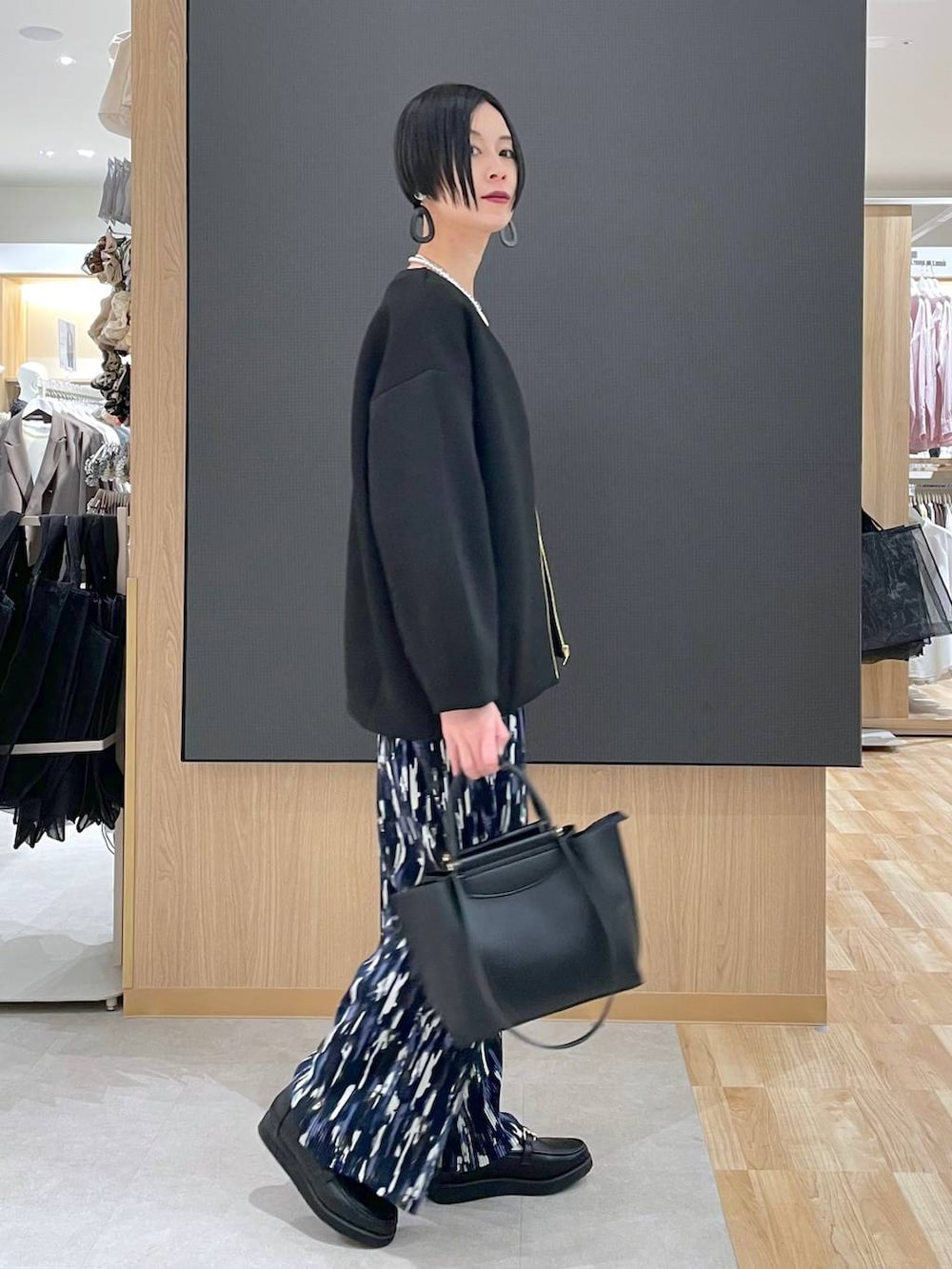 ブラック系のローファー、ブラック系のブルゾン、ブラック系のトートバッグを着用したレディースの春コーディネートの2枚目の写真