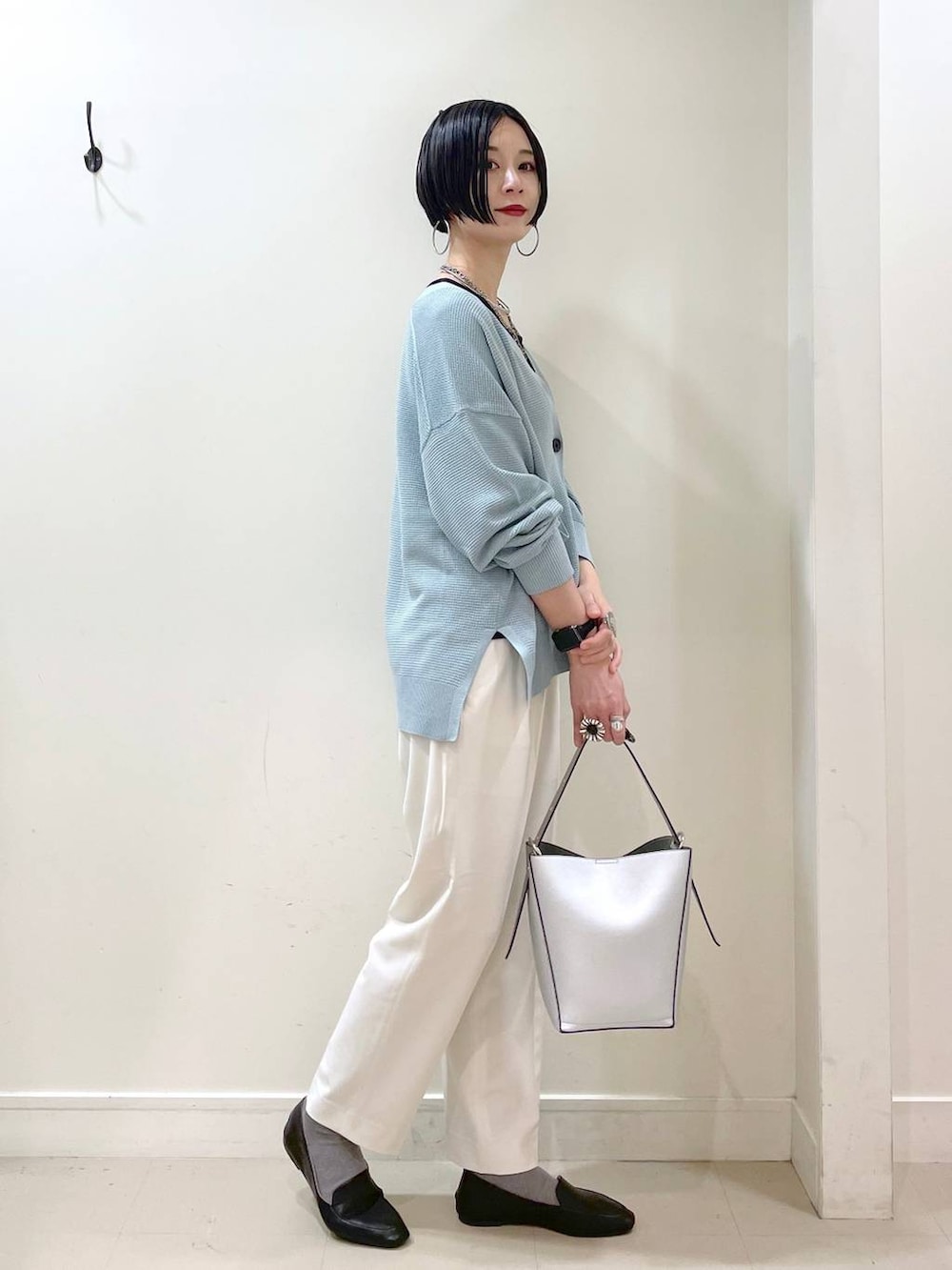 「GLOBAL WORK、シンプルコーデ、高見え、若見え、着痩せ・細見え、ママコーデ、楽ちんコーデ、普通_GLOBAL WORK、高身長、体型カバー、カーディガン、タンクトップ、テーパードパンツ、パンツ、ネックレス」｜「GLOBAL WORKのウツクシルエットテーパードパンツ/133595（その他パンツ、ホワイト系）」を使った、るんるんさん（レディース・168cm）の春コーディネートの3枚目の写真