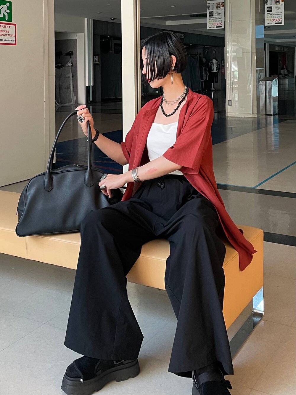 「普通_GLOBAL WORK、高身長、体型カバー、GLOBAL WORK、シンプルコーデ、シャツ、カップ付きインナー、ワイドパンツ、高見え、若見え、着痩せ・細見え、ママコーデ、楽ちんコーデ、大人カジュアル、パンツ」|「GLOBAL WORKのアップルウォッチ/合皮バンド/160631(デジタル腕時計、ブラック系)」を使った、るんるんさん(レディース・168cm)の夏コーディネートの3枚目の写真